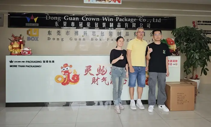 Qatar customer specifically visited and gave a thumbs up! The new packaging box design by the Crown Win team has been highly recognized!