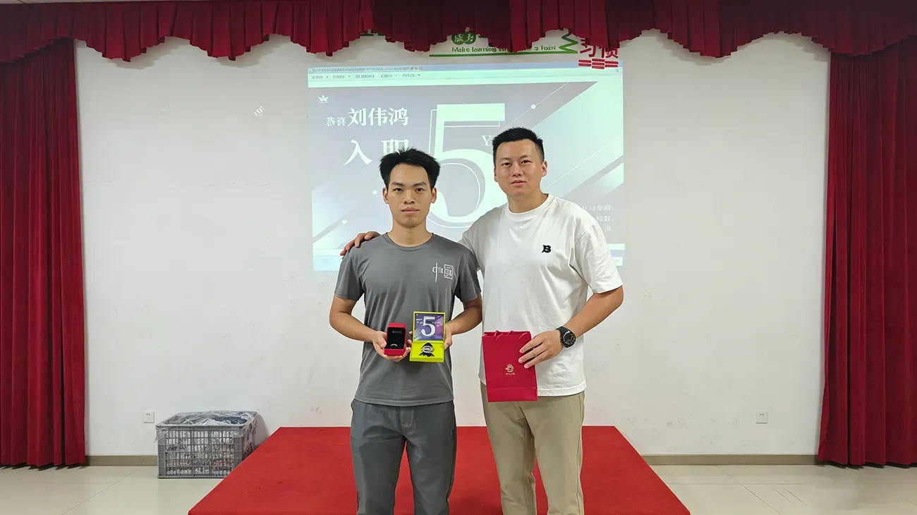 Crown Win Package held a fifth anniversary induction ceremony for production department employee Liu Weihong and presented him with a five-year service badge and gift.